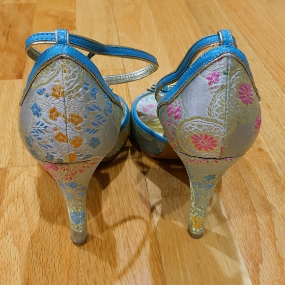 VTG Nyla Sylvia Floral Gold Brocade Peep Toe Heels - Picture 3 of 4